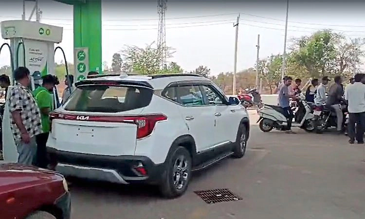ಬೈಲಹೊಂಗಲದಲ್ಲಿ ಪೆಟ್ರೋಲ್-ಡೀಸೆಲ್ ಕೊರತೆ ವದಂತಿ: ಪಂಪ್‌ಗಳತ್ತ ಮುಗಿಬಿದ್ದ ಸವಾರರು!