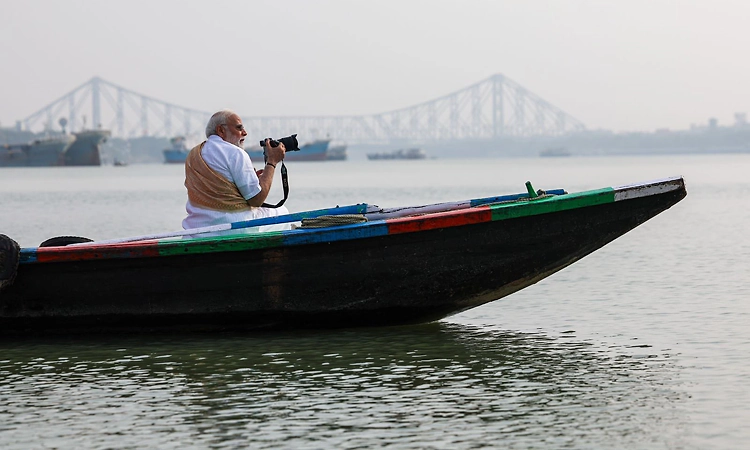 PM takes boat ride on Hooghly river in Kolkata, tries his hand at photographing