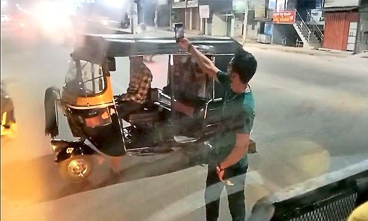 Drunk miscreants block KSRTC bus in Chikkamagaluru at midnight, create ruckus
