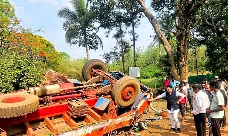 Lorry overturns near Anandapur after driver loses control; five escape with minor injuries