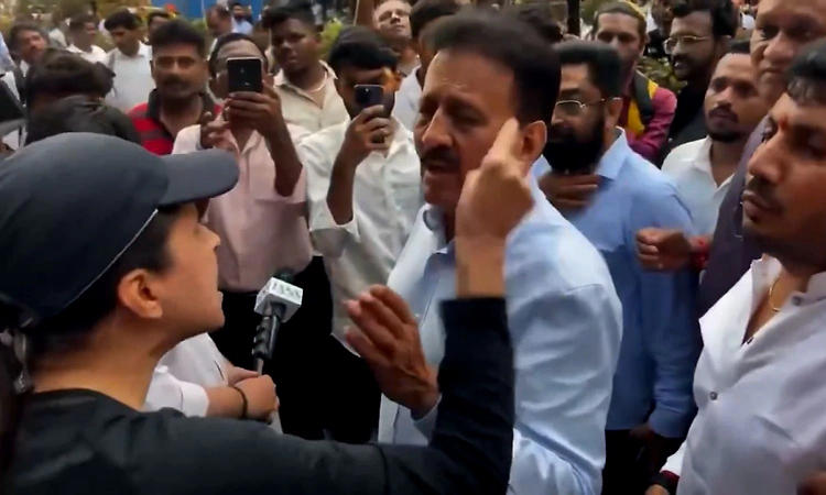 Mumbai: Complaint filed against woman who confronted minister during traffic jam