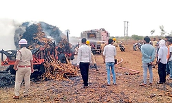 ವಿದ್ಯುತ್ ಶಾರ್ಟ್ ಸರ್ಕ್ಯೂಟ್: ರೈತನ ಬದುಕಿನ ಆಸರೆಯಾಗಿದ್ದ ಮೇವು ಬೆಂಕಿಗಾಹುತಿ