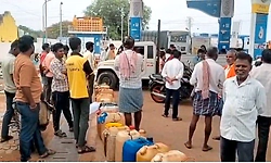 Gadag: ಪೆಟ್ರೋಲ್-ಡಿಸೇಲ್ ಅಭಾವ: ತೈಲಕ್ಕಾಗಿ ಸರದಿ ಸಾಲಿನಲ್ಲಿ ನಿಂತ ಜನ