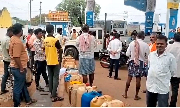 Gadag: ಪೆಟ್ರೋಲ್-ಡಿಸೇಲ್ ಅಭಾವ: ತೈಲಕ್ಕಾಗಿ ಸರದಿ ಸಾಲಿನಲ್ಲಿ ನಿಂತ ಜನ