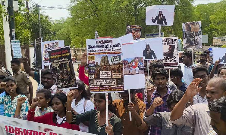 ನಿರುದ್ಯೋಗದ ವಿರುದ್ಧ ವಿಲ್ಲುಪುರಂ, ಮಧುರೈನಲ್ಲಿ ‘ಜಿರಳೆ’ ಪ್ರತಿಭಟನೆ