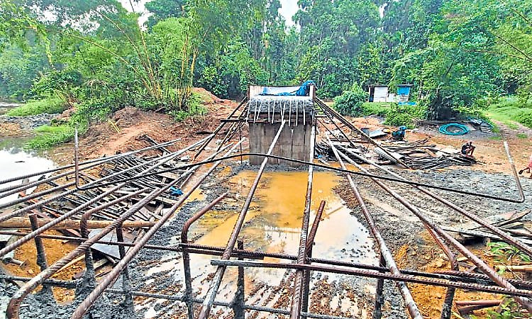 ಕೊಂಬಾರು: ನಿರ್ಮಾಣ ಹಂತದ ಸೇತುವೆ ಕುಸಿತ; ಕಾರ್ಮಿಕರು ಪಾರು