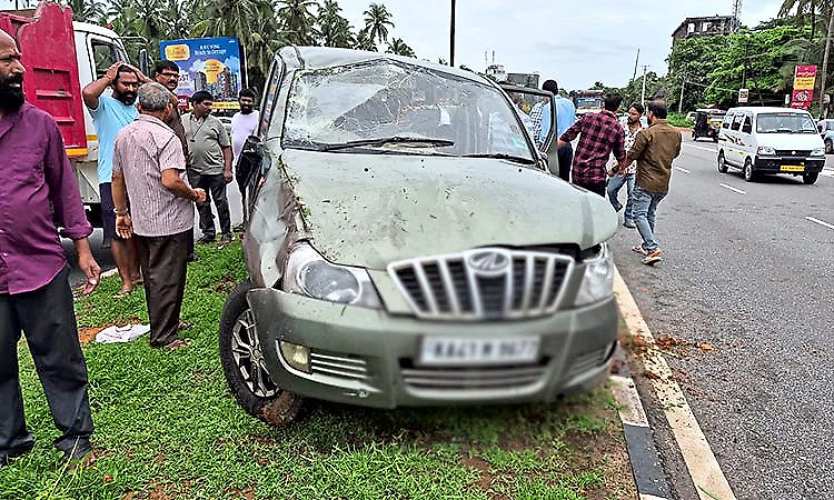 Car overturns on NH-66 near Kaup petrol bunk, occupants escape with minor injuries