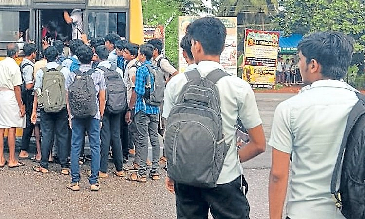 ಬೈಂದೂರಲ್ಲೇ ಬಸ್‌ ಸಂಪೂರ್ಣ ಭರ್ತಿ; ಅನಂತರದ ಊರಿನ ಮಕ್ಕಳಿಗೆ ಜಾಗವಿಲ್ಲ !