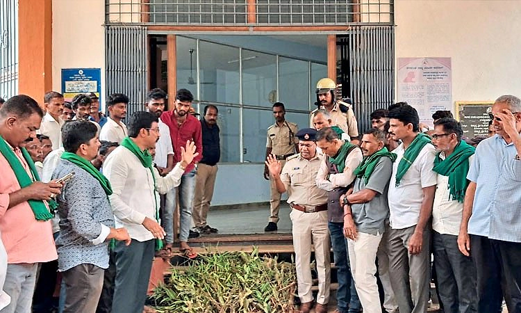 ಸಾಗರ: 6 ಸಾವಿರಕ್ಕೂ ಹೆಚ್ಚು ಸಸಿಗಳ ನಾಶ ಖಂಡಿಸಿ ರೈತ ಸಂಘ ಪ್ರತಿಭಟನೆ