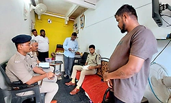 Gadag: ಅಕ್ರಮ ಬಡ್ಡಿ ದಂಧೆಕೋರರ ಮನೆ ಮೇಲೆ ಪೊಲೀಸರ ದಾಳಿ