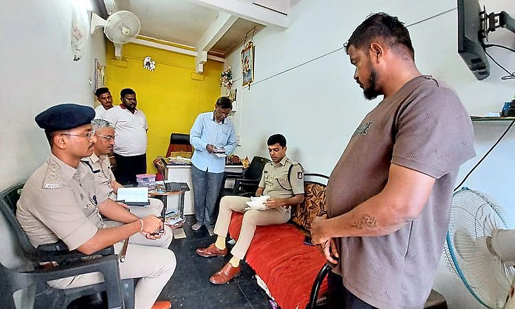 Gadag: ಅಕ್ರಮ ಬಡ್ಡಿ ದಂಧೆಕೋರರ ಮನೆ ಮೇಲೆ ಪೊಲೀಸರ ದಾಳಿ