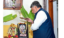 21 ದಿನಗಳ ಬಳಿಕ ಗೃಹಕಚೇರಿ ‘ಕೃಷ್ಣಾ’ಗೆ ಸಿಎಂ: ಅಜ್ಜಯ್ಯನ ಫೋಟೋಗೆ ಪೂಜೆ