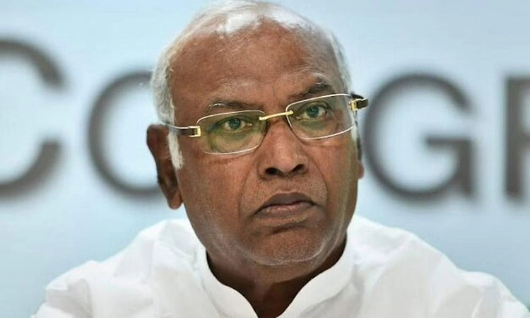 ಮಕ್ಕಳು ಸತ್ತರೂ ಕುರ್ಚಿ ಬಿಡದ ಸಚಿವ ಪ್ರಧಾನ್: ಮಲ್ಲಿಕಾರ್ಜುನ ಖರ್ಗೆ ಕಿಡಿ