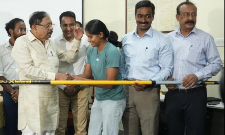Parameshwara presents international-standard poles to Asian Games participant Sindhushree