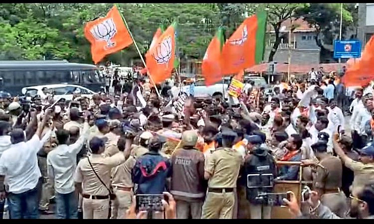 Belagavi: ಕಾಂಗ್ರೆಸ್‌ ವಿರುದ್ಧ ಬಿಜೆಪಿ ಪ್ರತಿಭಟನೆ, ಕಚೇರಿ ಮುತ್ತಿಗೆ ಯತ್ನ
