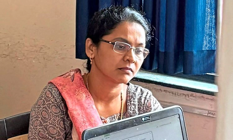 ಲೋಕಾಯುಕ್ತ ದಾಳಿ: ಲಂಚ ಪಡೆಯುತ್ತಿದ್ದ ವೇಳೆ ರೆಡ್ ಹ್ಯಾಂಡ್ ಆಗಿ ಸಿಕ್ಕಿಬಿದ್ದ ಲೇಡಿ ಆಫೀಸರ್