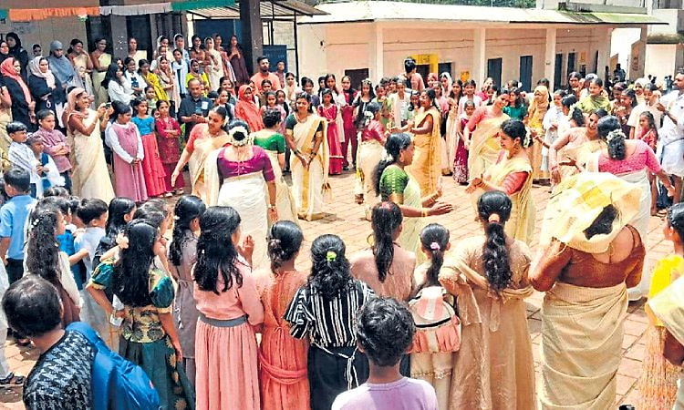 ಗಡಿನಾಡಿನಲ್ಲಿ ಓಣಂ ಸಂಭ್ರಮ: ಗಡಿ ಮೀರಿದ ಹಬ್ಬದ ಬಣ್ಣ