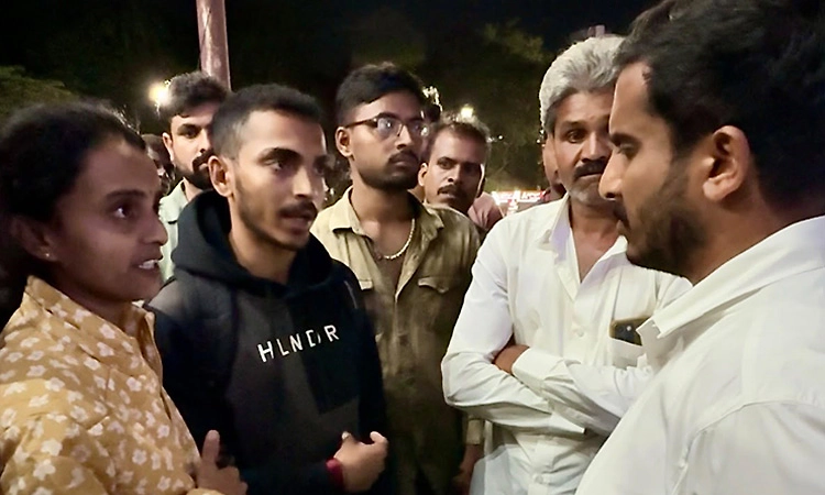 ಅಪಘಾತದಲ್ಲಿ ಮೃತಪಟ್ಟ ಸೈನಿಕನ ಕುಟುಂಬಕ್ಕೆ ಜಿ.ಡಿ. ಹರೀಶ್‌ ಗೌಡ ಸಾಂತ್ವನ: 2 ಲಕ್ಷ ರೂ. ನೆರವು