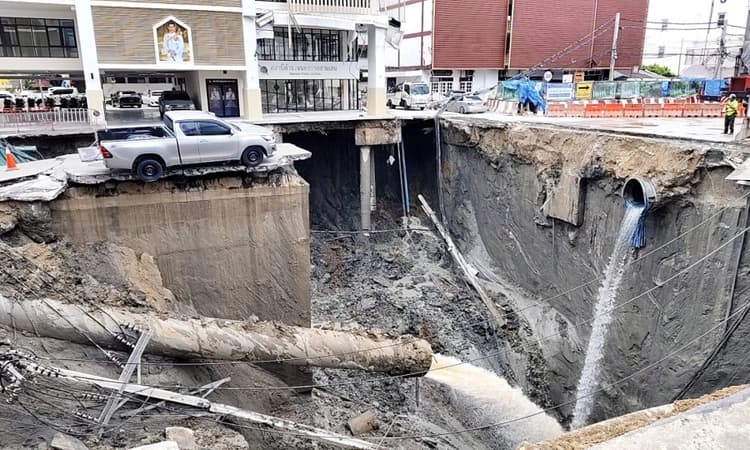 Watch: Bangkok road collapse creates a sinkhole disrupting traffic, prompting evacuations