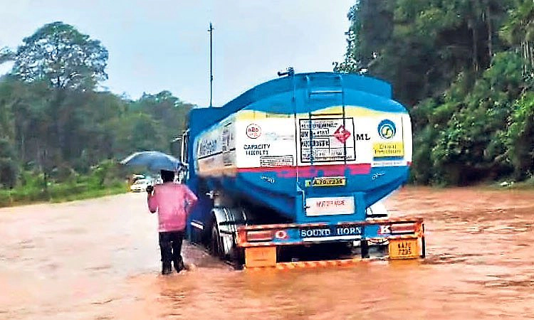ಉಡುಪಿ, ದ.ಕ. ಜಿಲ್ಲಾದ್ಯಂತ ಗುಡುಗು, ಸಿಡಿಲು ಸಹಿತ ಮಳೆ
