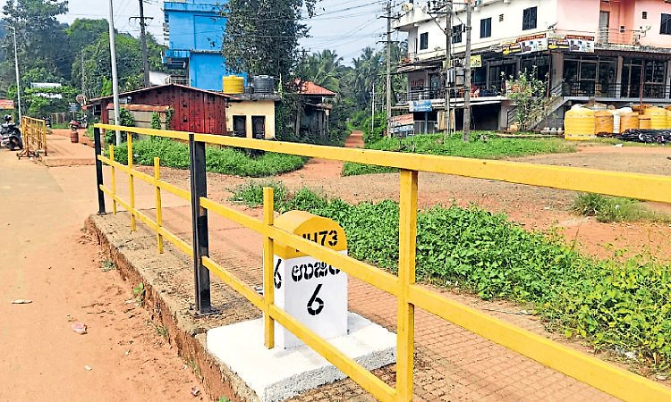 ರಾಷ್ಟ್ರೀಯ ಹೆದ್ದಾರಿ ಫುಟ್‌ಪಾತ್‌ನಲ್ಲಿ ಅಡೆತಡೆ