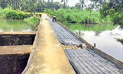 ಕಿಂಡಿ ಅಣೆಕಟ್ಟನ್ನೇ ಸೇತುವೆ ಮಾಡಿದರು!