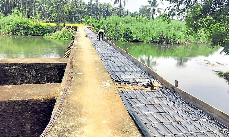 ಕಿಂಡಿ ಅಣೆಕಟ್ಟನ್ನೇ ಸೇತುವೆ ಮಾಡಿದರು!