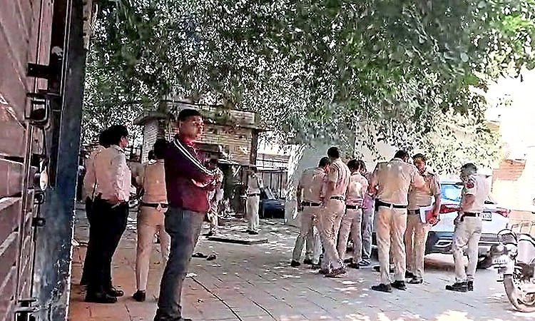ದೆಹಲಿ: 12ನೇ ತರಗತಿಯ ಬಾಲಕಿ ಆತ್ಮಹತ್ಯೆ, ಸುಟ್ಟ ಗಾಯ ಪತ್ತೆ