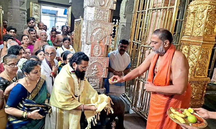 Rishab Shetty visits Mantralaya Raghavendra Swamy Mutt with family, offers special prayers