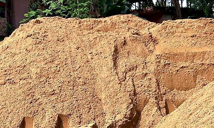 Kaup: ಪಾಂಗಾಳ-ಮಟ್ಟು ಹೊಳೆ ತೀರದಲ್ಲಿ ಅಕ್ರಮ ಮರಳುಗಾರಿಕೆ ಪತ್ತೆ