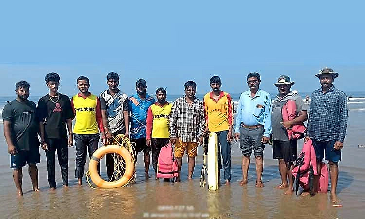 Gokarna lifeguards rescue tourist from drowning in sea