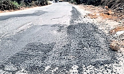 Uppinangady - ಪಿಲಿಗೂಡು ರಸ್ತೆ  ತೇಪೆಯೂ ಎದ್ದು ಹೋಗಿದೆ!