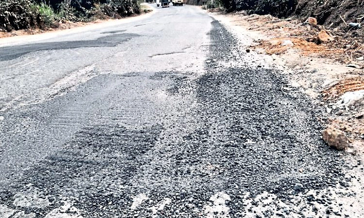 Uppinangady - ಪಿಲಿಗೂಡು ರಸ್ತೆ  ತೇಪೆಯೂ ಎದ್ದು ಹೋಗಿದೆ!