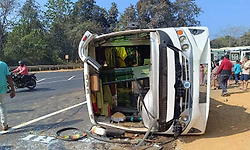 Yellapur: ಅರಬೈಲ್ ಘಾಟ್‌ನಲ್ಲಿ ಟಿಟಿ ವಾಹನ ಪಲ್ಟಿ: ವಿದ್ಯಾರ್ಥಿಗಳಿಗೆ ಗಾಯ