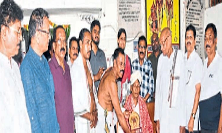 ಉಡುಪಿ ಜಿಲ್ಲಾ ರಾಜ್ಯೋತ್ಸವ ಪ್ರಶಸ್ತಿ ಪುರಸ್ಕೃತ ದೈವಾರಾಧಕ ಬೂಬ ಪರವಾ ಅವರಿಗೆ ಸಮ್ಮಾನ