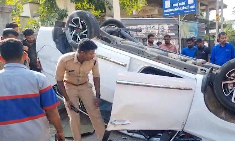 ರಸ್ತೆ ಅಪಘಾತ; ಕೇರಳದ ಜಿಲ್ಲಾಧಿಕಾರಿ ಪ್ರಾಣ ಉಳಿಸಿದ ಸೀಟ್ ಬೆಲ್ಟ್ !