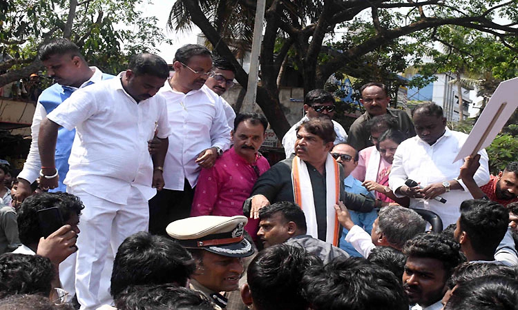 ಉದ್ಯೋಗ ಗಲಾಟೆ: ರಾಜ್ಯ ಸರ್ಕಾರದ ವಿರುದ್ಧ ವಿಪಕ್ಷ ಗರಂ