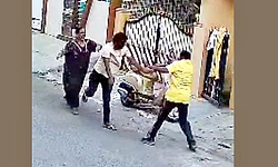 ಹಾರ್ನ್ ಮಾಡಿದನ್ನು ಪ್ರಶ್ನಿಸಿದ್ದಕ್ಕೆ; ಅಟ್ಟಾಡಿಸಿ ಕೆಳಗೆ ಬೀಳಿಸಿ ತೀವ್ರ ಹ*ಲ್ಲೆ