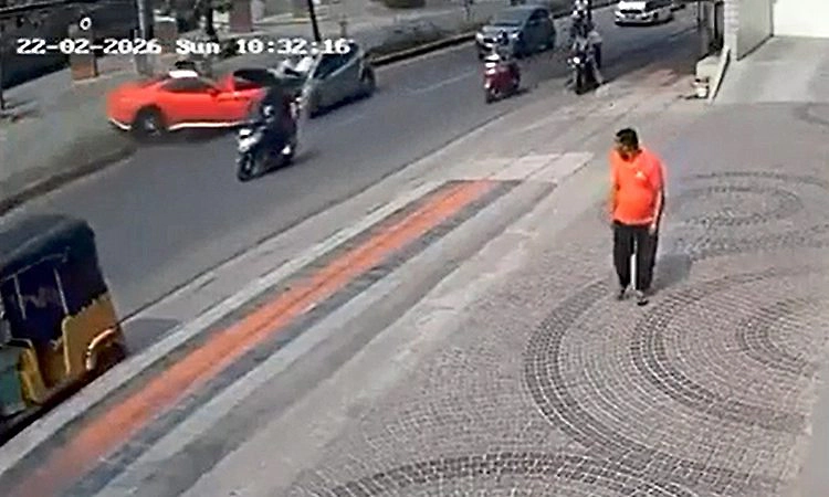 ಚಾಲಕನ ನಿಯಂತ್ರಣ ತಪ್ಪಿ ಡಿವೈಡರ್‌ನಿಂದ ಹಾರಿ ಮತ್ತೊಂದು ಕಾರಿಗೆ ಡಿಕ್ಕಿ ಹೊಡೆದ ಫೆರಾರಿ!