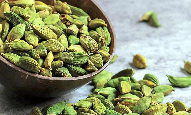 Cardamom:ರಾತ್ರಿ ಮಲಗುವ ಮುನ್ನ ಏಲಕ್ಕಿ ಜಗಿಯುವುದರಿಂದಾಗುವ ಆರೋಗ್ಯ ಪ್ರಯೋಜನಗಳು