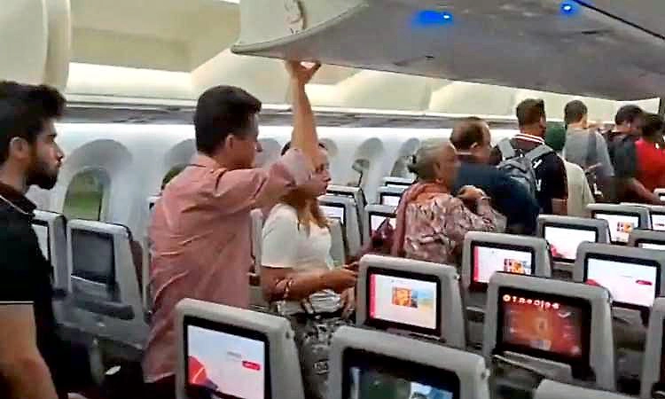 5 ಗಂಟೆ ಫ್ಲೈಟ್‌ನಲ್ಲೇ ಲಾಕ್: 200 ಪ್ರಯಾಣಿಕರ ಪರದಾಟ