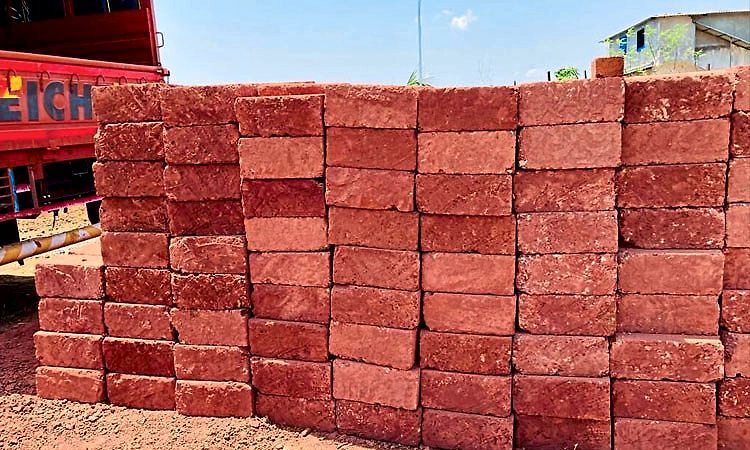 Vitla: ಕೇರಳದಿಂದ ಅಕ್ರಮ ಕೆಂಪುಕಲ್ಲು ಸಾಗಾಟ: ಎರಡು ಲಾರಿ ವಶ