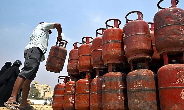 Mangaluru: ವಾಣಿಜ್ಯ ಸಿಲಿಂಡರ್‌ ವಿತರಣೆ ಆರಂಭ