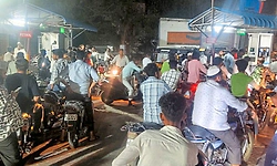 ಯಾದಗಿರಿ: ಪೆಟ್ರೋಲ್ ಕೊರತೆ ಆತಂಕ: ಜಮಾಯಿಸಿದ ಜನ