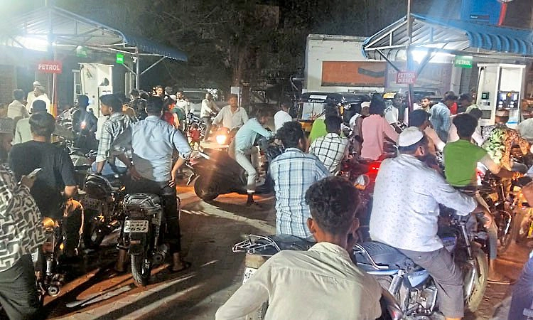 ಯಾದಗಿರಿ: ಪೆಟ್ರೋಲ್ ಕೊರತೆ ಆತಂಕ: ಜಮಾಯಿಸಿದ ಜನ