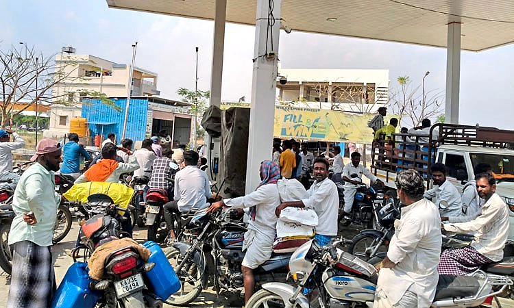 Saidapura: ಕ್ಯಾನ್, ಬಾಟಲಿ, ಬ್ಯಾರಲ್ ಗಳಲ್ಲಿ ತೈಲ ಸಂಗ್ರಹಕ್ಕೆ ಪರದಾಟ