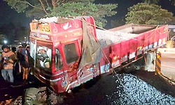 ಕುಂಭಾಶಿ ರಾ.ಹೆ.66 ಡಿವೈಡರ್ ಏರಿ ಹೊಂಡಕ್ಕೆ ಬಿದ್ದ ಲಾರಿ: ಚಾಲಕನ ಸ್ಥಿತಿ ಗಂಭೀರ