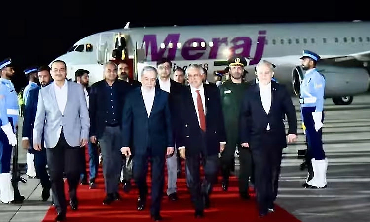 Iran foreign minister arrives in Islamabad, signals fresh diplomatic push amid stalled US talks
