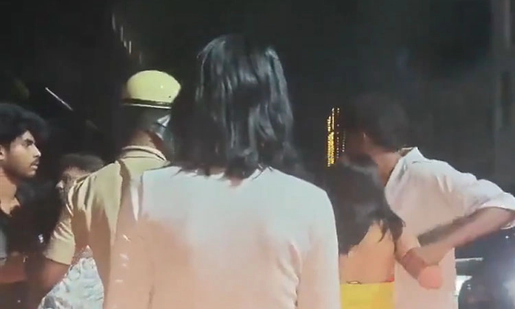 ಕೋರಮಂಗಲ; ರಸ್ತೆಯಲ್ಲೇ ಯುವಕನಿಗೆ ಯುವತಿಯರಿಂದ ಗೂಸಾ!: ವಿಡಿಯೋ ವೈರಲ್‌