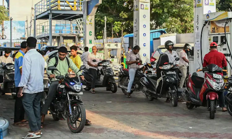 ಗ್ರಾಹಕರಿಗೆ ಬಿಗ್ ಶಾಕ್: ಇಂಧನ ದರದಲ್ಲಿ ಮತ್ತೆ ಏರಿಕೆ.... 100ರ ಗಡಿಯತ್ತ ಡೀಸೆಲ್ ಬೆಲೆ